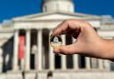 The Royal Mint has unveiled a new £2 coin celebrating 200 years of the National Gallery