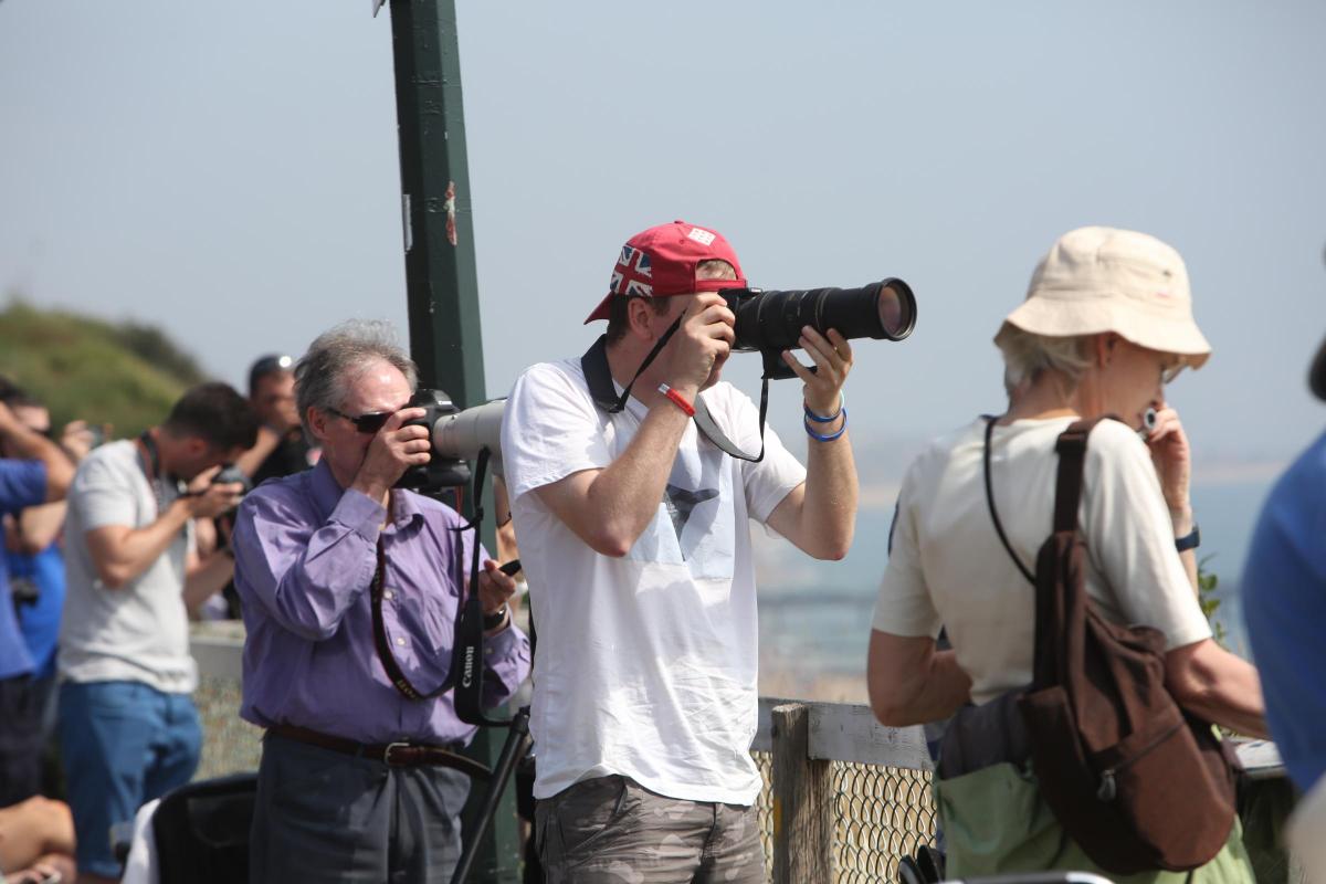 The crowds along the cliff