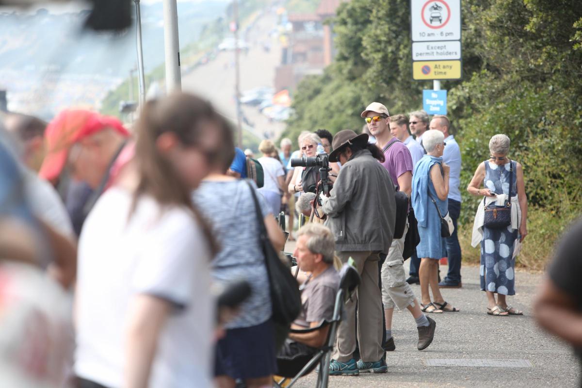 The crowds along the cliff